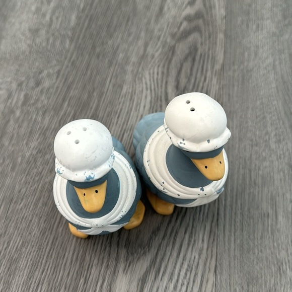 Vintage Handpainted Ceramic Mama Duck Goose Large Salt and Pepper Shakers - Picture 3 of 7